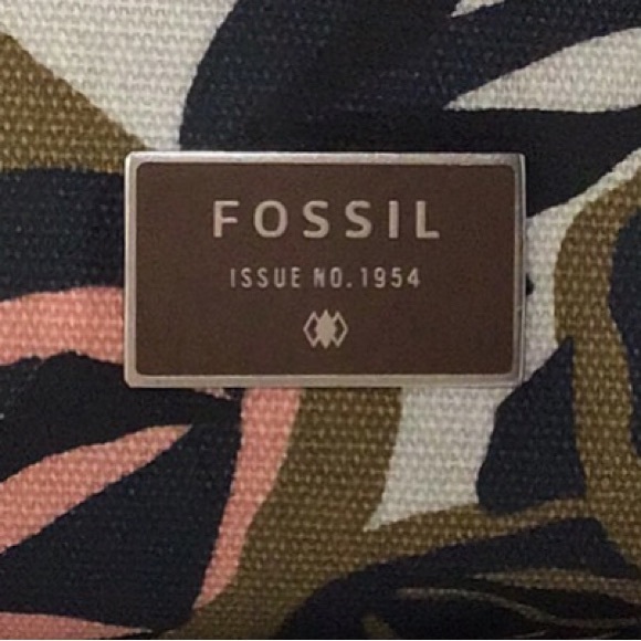 FOSSIL Dawson Floral Coated Canvas Convertible Bag with Hanging Faux Leather Key - Picture 4 of 10